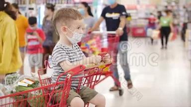 妈妈带着孩子在超市购物，孩子戴着防毒面具，孩子坐在超市里